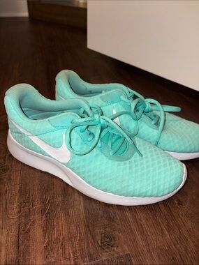 Nike Women's Mint Green Athletic Running Shoes